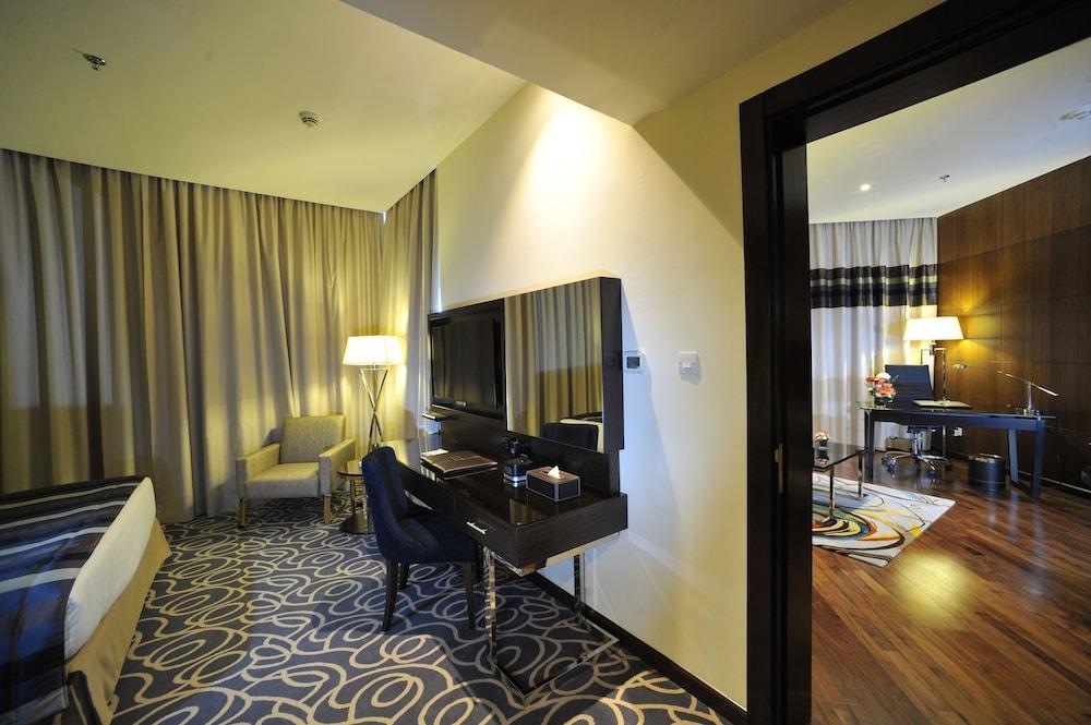 Hotel Ramada Corniche 4*